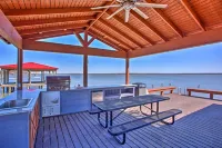 Game Room + Lake Tawakoni Access: Family Getaway! - parking
