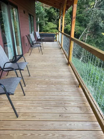 Brand new cabin with HOT TUB, Dock & Lake Access Отели в г. Джонсон