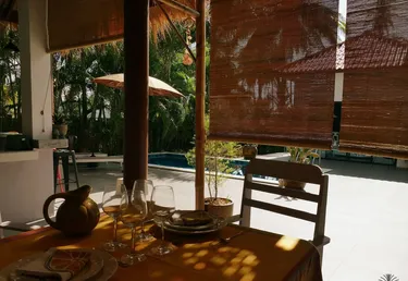 รูปภาพของVilla Manni: the Art of Outdoor Living Amid Coconut Palms.