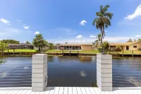 Complete Tropical Staycation,Heated Pool, Pool Table, 5 Bedrooms, 9 Beds, 4 Bath