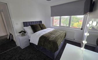 5 Beds 7 Guests Private Garden Free Parking