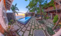 Romantic Beachfront Casita w Pool - AC - Sleeps 4 - Beach