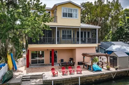 Bigfoot Bungalow -Enjoy being directly on the clear waters of Weeki Wachee River Отели в г. Уэки-Уочи-Гарденс