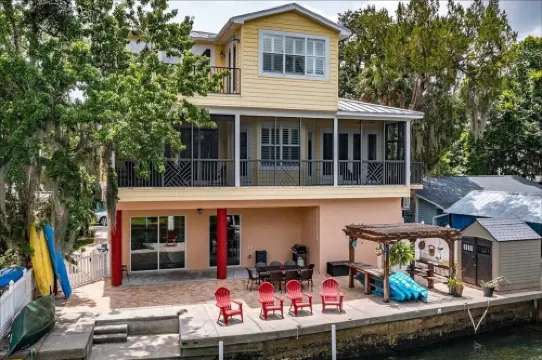 Bigfoot Bungalow -Enjoy being directly on the clear waters of Weeki Wachee River