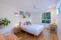 Olive-Nature haven, outdoor bath, artistic cottage, 5 mins to Hyams Beach Hôtels à : Old Erowal Bay