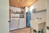 Walk Downtown: Arnold Cabin w/ Large Deck!