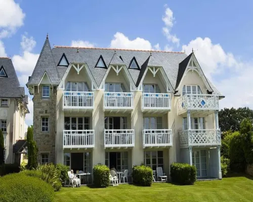 2 Rooms 5 People Comfort Hotels in Benodet