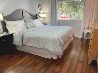 Cozy Cottage King Bed Fenced Pet Yard 5Min Walk to Old Roseville