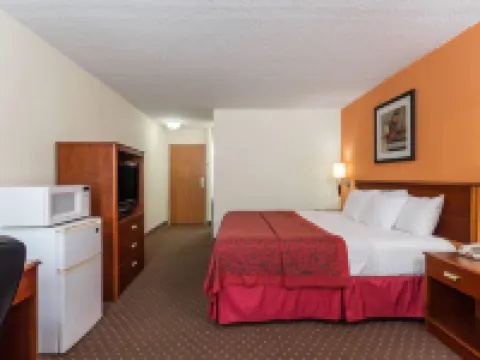 Days Inn & Suites by Wyndham Bloomington/Normal IL Hotels in Bloomington