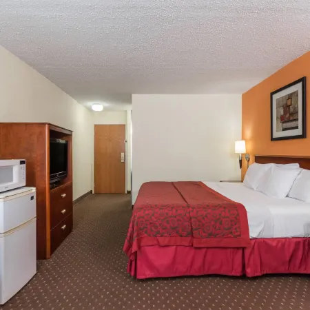 Days Inn & Suites by Wyndham Bloomington/Normal IL