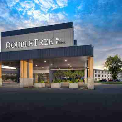 DoubleTree by Hilton Manhattan, KS Hotel Exterior
