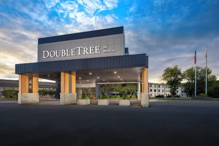 DoubleTree by Hilton Manhattan, KS Отели рядом с достопримечательностью «Alpha Xi Delta»