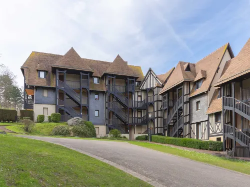 3 bedroom apartment with garden and swimming pool