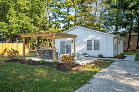 Grand Park Cottage - sleeps 12 steps from Grand Park