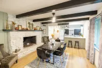 Cozy Cottage, 3 mins from EVV, fenced yard Hotels in Vanderburgh County