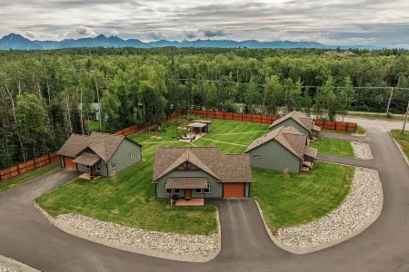 Stoneridge Place Cottage #2 - Vacation or Executive Retreat 2BR 2BA Garage!