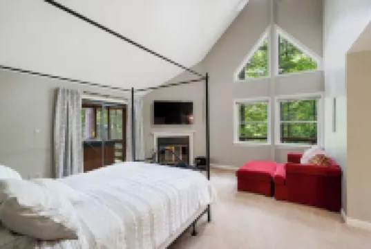 Large updated home with Game Room, Theater, hot tub and fire pit on Bryce Resort