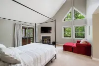 Large updated home with Game Room, Theater, hot tub and fire pit on Bryce Resort