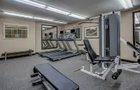 Candlewood Suites LOUISVILLE AIRPORT by IHG - ที่มีที่จอดรถ