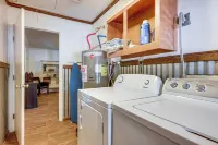 Charming Lake Retreat w/ Patio & Boat Parking! - Parkplatz