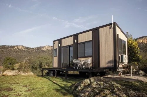 Modern cabin offering incredible views with fire pit, spa and hiking trails.