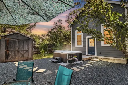 Cottage Creek Retreat l Hot Tub, Pet Friendly Yard, & 1.2 Acres Near Main St