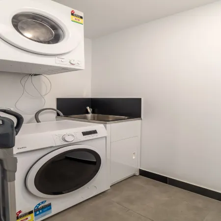 Chic 3-Bed in Central with Pool, Sauna and Gym