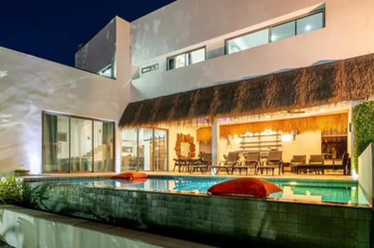 รูปภาพของพูลวิลล่า 3 ห้องนอน สไตล์ทรอปิคอลในปลายแหลม เคบีอาร์42