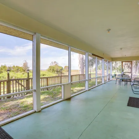 On Lake Istokpoga: Lorida Home w/ Lanai!