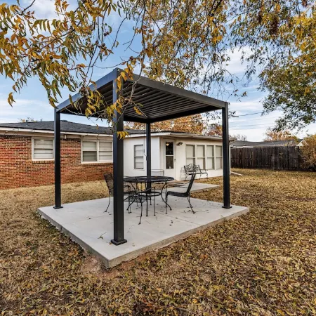 Walk to Groceries—Sleeps 8— Room + Patio + Parking for 4