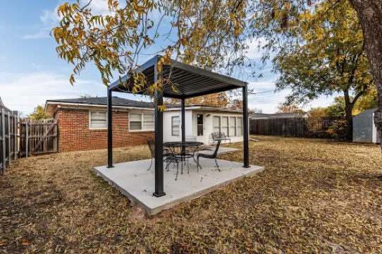 Game Room + Walk to Groceries - Central Location 7 Min to TTU!