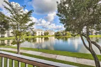 Jupiter Bay Condo w/ Pool < Half Mile to Beach! - 3-Star