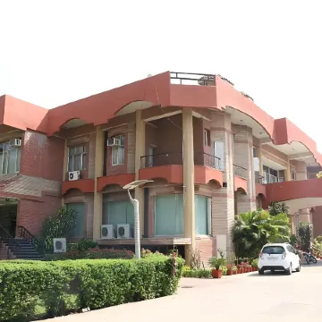 Red Bishop Tourist Resort Отели в г. Панчкула