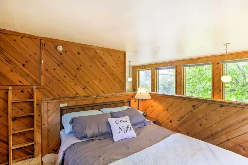 Cozy Studio Near Hiking & Skiing, Walk to Downtown - Wi-Fi
