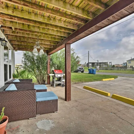 Rockport Bayfront Studio w/ Patio: 'Casa Familia'