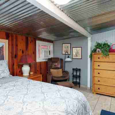Creekside Retreat - Charming Cabin w/Deck, A/C, Firepit, & Billy Creek View Rooms