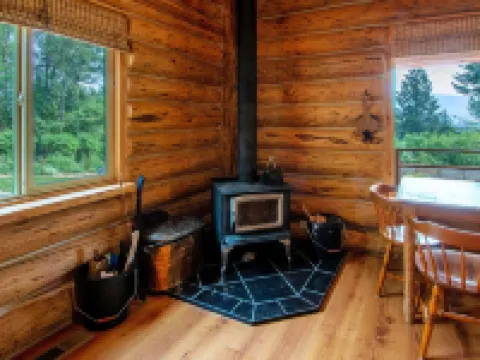 The Log Cabin 2 Bedroom Home by RedAwning Hotels in Stevenson