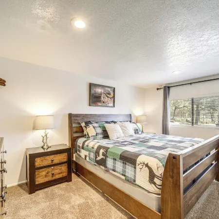 Hot Tub, Game Room Dog-Friendly Pine Cabin!