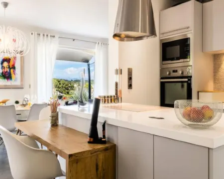 Villa in Golfe-Juan with Pool & Tranquility Hotéis em Vallauris