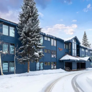 Hidden Gem, 4 Min to Lift 7 Garage, Hot Tub, Lux Kitchen, Big + Bright 4 Bedroom Condo by RedAwning