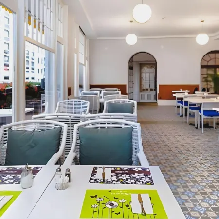 J5 Hotels Helvetie & la Brasserie Отели рядом с достопримечательностью «Mountain Studio»