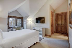 Cozy Mountain 4-Bedroom Retreat in Arrowhead Village 4 Townhouse by RedAwning