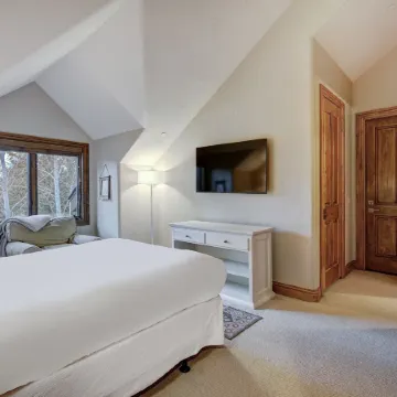 Cozy Mountain 4-Bedroom Retreat in Arrowhead Village 4 Townhouse by RedAwning