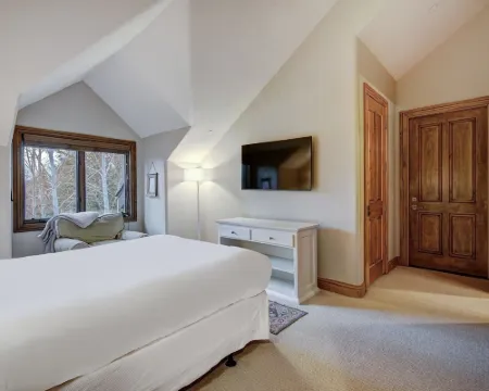 Cozy Mountain 4-Bedroom Retreat in Arrowhead Village 4 Townhouse by RedAwning Hotels in Edwards