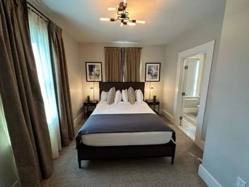 Cheerful 1 Bed/ 1 Bath On Historic Pelham St - Unit 3 1 Bedroom Home - Bungalows