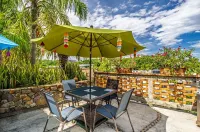 Large 1&2/BD Private Villas, Ocean Views, Lovely Pool, Ideal Location