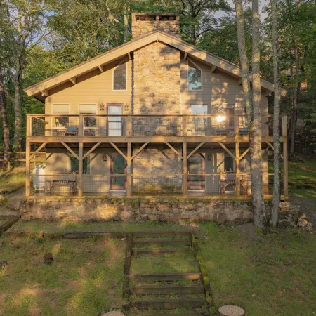 Beech Mtn: Walk to Slopes, Sleeps 9, Pet Friendly, Mountain Views, Cozy Retreat