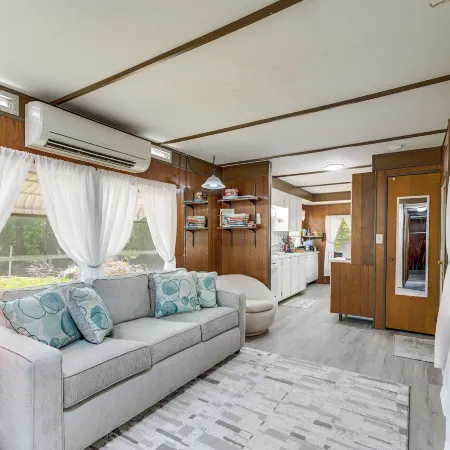 Bushnell Riverside Retreat w/ Hot Tub & Game Shed
