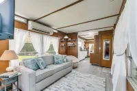 Bushnell Riverside Retreat w/ Hot Tub & Game Shed