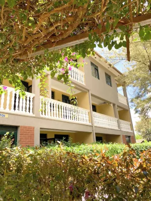 Royal Lake View Gardens Hotel a 